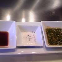 ビフテキのカワムラ 三宮本店 - つけだれ3種