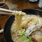 文炎 - 麺のアップ、店舗設定で太麺ですが一般的には細麺。