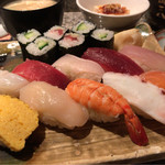 Ume Sushi - ランチにぎり1.5人前 1100円。