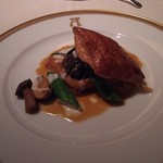 アピシウス - 前菜　エスカルゴがパイ生地に覆われています。