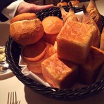 アピシウス - ３種類のパンも頻繁に提供されます。