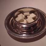 アピシウス - バターはパンに塗れるよう小さく切られています。