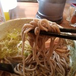 肉そば家 笑梟 - 肉そば麺リフトアップ