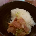 肉そば家 笑梟 - サービスライスに肉をかけて