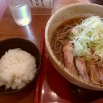 肉そば家 笑梟 - ランチ　肉そばサービスライス全景