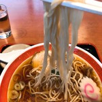 増田屋 - ホールのおばちゃんが不思議そうに見てましたが、麺を持ち上げてみます