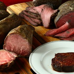 ピンゼ ロカ - 超低温熟成した厚切り牛タンステーキ