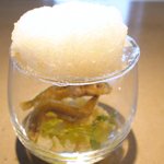 クラフタル - ランチコース 8316円 のワカサギのフリットのグラス封じ 雪に見立てたカリフラワームース覆い