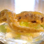 クラフタル - ランチコース 8316円 のワカサギのフリットのグラス封じ 雪に見立てたカリフラワームース覆い