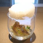 クラフタル - ランチコース 8316円 のワカサギのフリットのグラス封じ 雪に見立てたカリフラワームース覆い