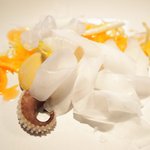 クラフタル - ランチコース 8316円 の金美人参、金柑、西洋タンポポの葉、オレンジムースの冷凍スミイカのスライス散らし