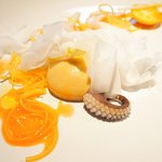 クラフタル - ランチコース 8316円 の金美人参、金柑、西洋タンポポの葉、オレンジムースの冷凍スミイカのスライス散らし