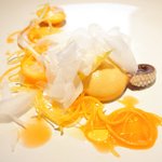 クラフタル - ランチコース 8316円 の金美人参、金柑、西洋タンポポの葉、オレンジムースの冷凍スミイカのスライス散らし