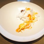 クラフタル - ランチコース 8316円 の金美人参、金柑、西洋タンポポの葉、オレンジムースの冷凍スミイカのスライス散らし