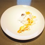 クラフタル - ランチコース 8316円 の金美人参、金柑、西洋タンポポの葉、オレンジムースの冷凍スミイカのスライス散らし