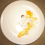 クラフタル - ランチコース 8316円 の金美人参、金柑、西洋タンポポの葉、オレンジムースの冷凍スミイカのスライス散らし