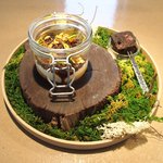 クラフタル - ランチコース 8316円 のフォアグラ、鴨の砂肝、菊芋のピュレ、バニラのエスプーマ 森と土に見立てたグラス仕立て