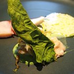 クラフタル - ランチコース 8316円 の低温調理した鰆、山菜のフリット、チヂミホウレンソウのチップス、チヂミホウレンソウのソース飾り