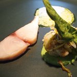 クラフタル - ランチコース 8316円 の低温調理した鰆、山菜のフリット、チヂミホウレンソウのチップス、チヂミホウレンソウのソース飾り