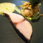 クラフタル - ランチコース 8316円 の低温調理した鰆、山菜のフリット、チヂミホウレンソウのチップス、チヂミホウレンソウのソース飾り