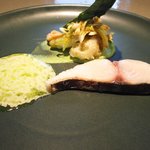 クラフタル - ランチコース 8316円 の低温調理した鰆、山菜のフリット、チヂミホウレンソウのチップス、チヂミホウレンソウのソース飾り