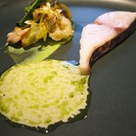 クラフタル - ランチコース 8316円 の低温調理した鰆、山菜のフリット、チヂミホウレンソウのチップス、チヂミホウレンソウのソース飾り