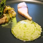 クラフタル - ランチコース 8316円 の低温調理した鰆、山菜のフリット、チヂミホウレンソウのチップス、チヂミホウレンソウのソース飾り
