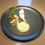 クラフタル - ランチコース 8316円 の低温調理した鰆、山菜のフリット、チヂミホウレンソウのチップス、チヂミホウレンソウのソース飾り
