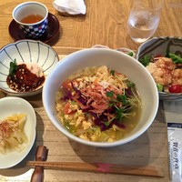 広尾はしづめ - 春キャベツと桜海老の温麺(花椒麺)セット、ザーサイの和え物、よだれ鶏