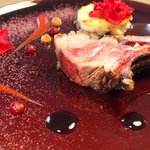 クラフタル - ランチコース 8316円 の猪のロースト アッシェパルマンティエとベコニアのドライフラワー添え 4種類のソース飾り