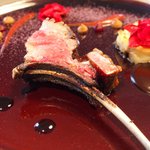 クラフタル - ランチコース 8316円 の猪のロースト アッシェパルマンティエとベコニアのドライフラワー添え 4種類のソース飾り