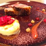 クラフタル - ランチコース 8316円 の猪のロースト アッシェパルマンティエとベコニアのドライフラワー添え 4種類のソース飾り