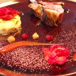 クラフタル - ランチコース 8316円 の猪のロースト アッシェパルマンティエとベコニアのドライフラワー添え 4種類のソース飾り