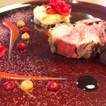 クラフタル - ランチコース 8316円 の猪のロースト アッシェパルマンティエとベコニアのドライフラワー添え 4種類のソース飾り