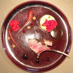 クラフタル - ランチコース 8316円 の猪のロースト アッシェパルマンティエとベコニアのドライフラワー添え 4種類のソース飾り