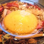 クラフタル - ランチコース 8316円 の林檎アイスクリーム、シナモン、カルダモン、ダークラム のコーラ風の泡覆い