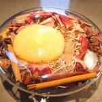 クラフタル - ランチコース 8316円 の林檎アイスクリーム、シナモン、カルダモン、ダークラム のコーラ風の泡覆い