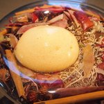 クラフタル - ランチコース 8316円 の林檎アイスクリーム、シナモン、カルダモン、ダークラム のコーラ風の泡覆い