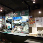 ガンガラーの谷　ケイブカフェ - カウンターで注文