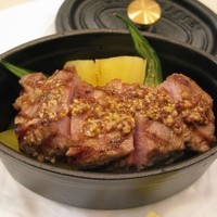 アッシュ - スペイン産イベリコ豚の厚切りロースト 香草風味 マルミット仕上げ