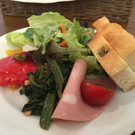 前菜 ハム、ホカッチヤが入り華があります