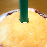 スターバックスコーヒー - パイドームが偏らないように真ん中をストローでコツコツ叩いて貫通させる