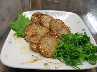 Ganso Umai Monya - 山芋ステーキです。タレで味付けされ焼きあげられた山芋はお酒のあてにもってこいの一品です。