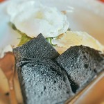 Kohi kouro - モーニングプレート(竹炭パン、目玉焼き、野菜、自家製ホイップバター)
