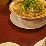 本家 第一旭 - ラーメンを食す息子君。