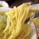 満洲味 - 2017年4月　麺持ち上げ