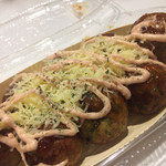 築地銀だこ - 青海苔じゃなく、パセリがかかって洋風な感じ。