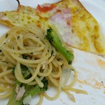 モンフルニエ - 後から運ばれてきたパスタとピザ