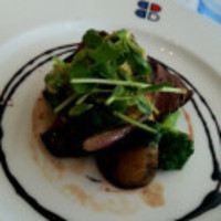 ブラッスリー ポール・ボキューズ 大丸東京 - 牛ハラミのロティ グリーンアスパラガスとじゃがいもコンフィグリーンペッパー風味のソースベアルネーズ