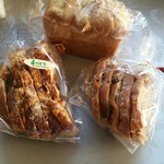 クリケット - ラスク（手前の二種類）